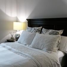 Modern guest bedroom color